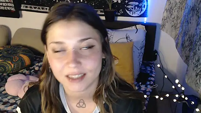 alienfortwenty (F young) - suck didlo