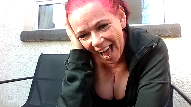 forbidden-irish-x (F mature) - sit naked for 2 mins