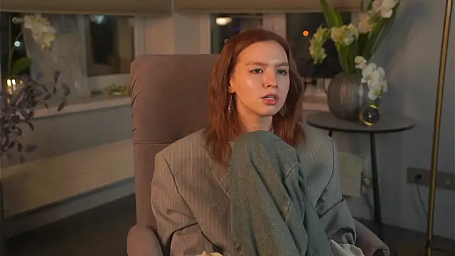 arleneshry (F young) - eye contact