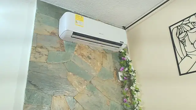 jade_roxx - Jade_Roxx's free webcam - UK Sex Cams