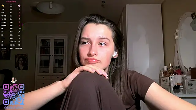 darlinebrustera - DarlineBrustera's free webcam - UK Sex Cams