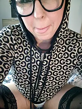 Webcam Model (SEXY-ZOE)  is live.Free join now!