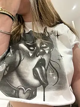 ambre_la_nebulleuse - Ambre_La_nebulleuse's free webcam