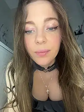 -SweetDi- from StripChat is Freechat