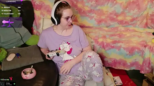 GamerGirl_Eve's room