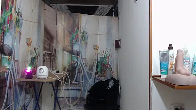 curly_greeneyed live sex cam