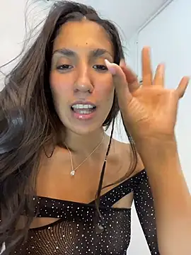 Webcam Model (MaddyX__) is live