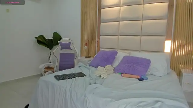 taylor_royal_ (T young) - Play my boobs