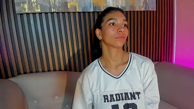 LauraAristizabal live cam profile