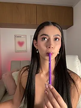 Webcam Model (maddy_bronw_)  is live.Free join now!