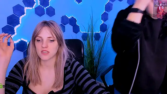 sweetie_chloe_ (Ask my age) - kiss camera