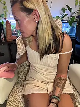 prettyinkdsiren - Prettyinkdsiren's free webcam