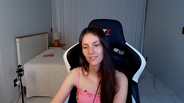 upssnowy (F young) - show boobies