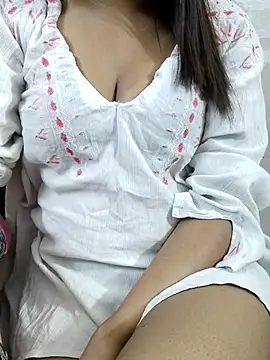 Webcam Model (Banii_22)  is live.Free join now!