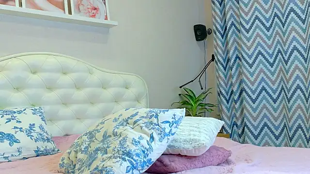 LadySweetWife from StripChat is Freechat