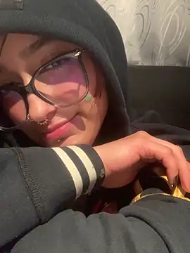 lilithmonette (G teen) - My friend fuck me with strap on