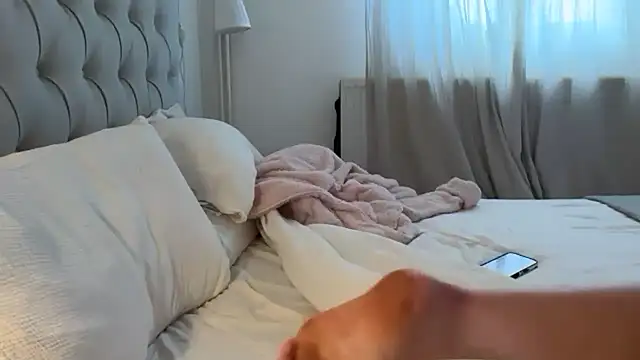 blairbella (F young) - tits out for whole ahow