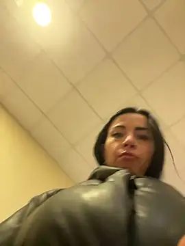 CrazzyChicks's live cam