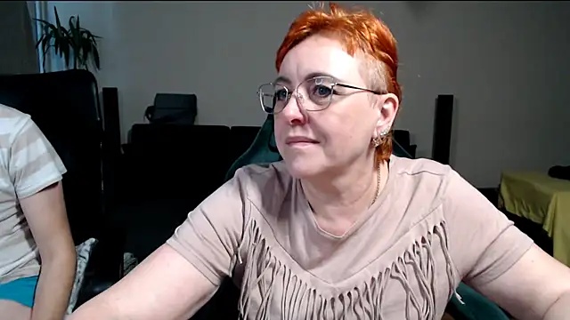 joannaandneighbour (F mature) - My juicy pussy open