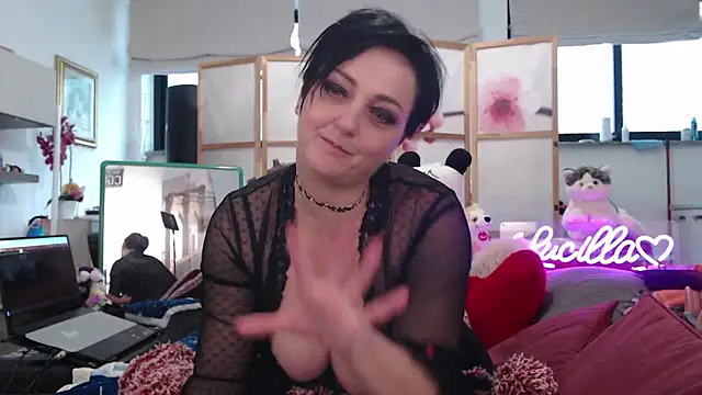 lucillabollente's Stripchat show and profile