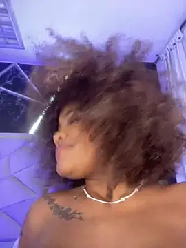 riri_brunnete's Stripchat show and profile