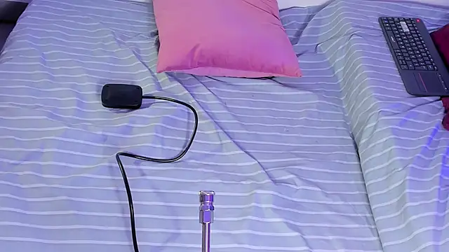 alanna_hot3 (F teen) - Finger in my wet pussy