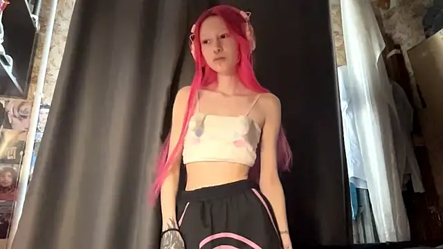 louriedoucet (F teen) - Tease with the straps of the top🥰