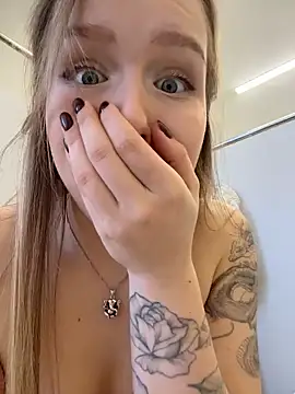 liza_risky (F young) - rub pussy under panties in men’s wc