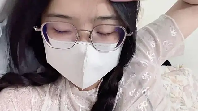 美女LHeart在线直播