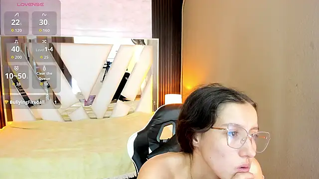 Linda4Petite live sex cam