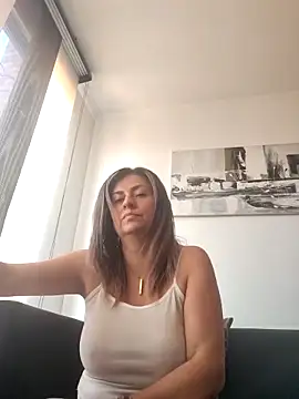 latiinvenushot (F mature) - Squirt in the shower