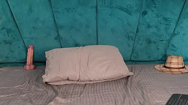 aaron_eze (M young) - Suck IT!