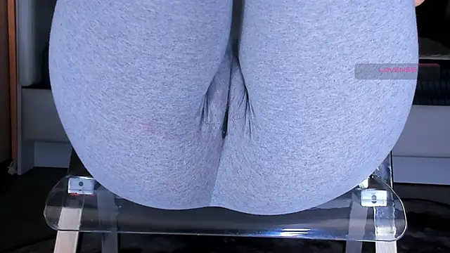 Cameltoe_squirt_inPants