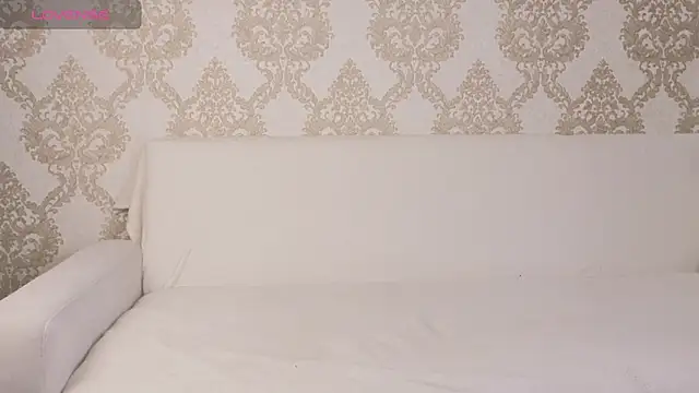 foxy_bloomm (F teen) - I cover my pussy with 2 fingers