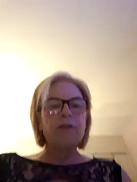 kitkat_x (Ask my age) - Clit play