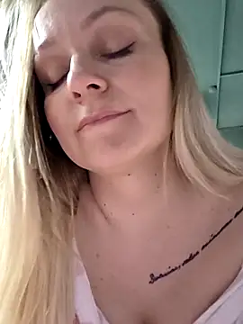 Bondgirl_013's live cam