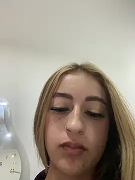 Webcam Model (SOL_EF)  is live.Free join now!