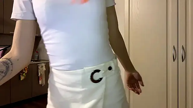 emilyhein (F young) - Tease and massage my boobies