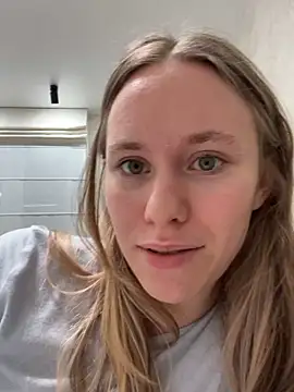 vikkie_sexygiiiirl_xoxo (F teen) - Dildo in the pussy