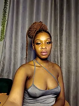 Webcam Model (Yoyo-__)  is live.Free join now!