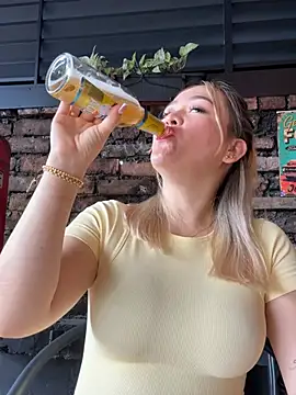 danielavegax (G young) - Fingers in my pussy in public