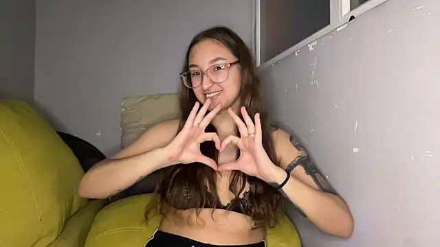 yettaurive - YettaUrive's free webcam - UK Sex Cams