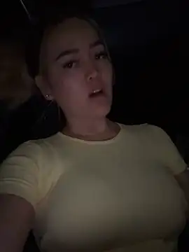 danielavegax (G young) - Fingers in my pussy in public