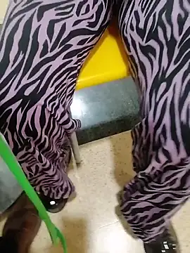 sophie_banger (G milf) - My friend strokes my nipples in mall