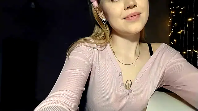 Live solo webcam of LunaPeony