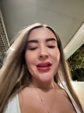 Webcam Model (Alexa_seexy1)  is live.Free join now!