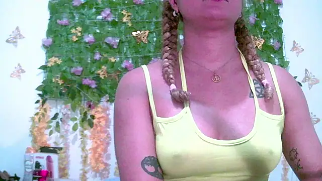 Live solo webcam of Crysrus