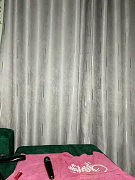 Webcam Model (Yoyo-__)  is live.Free join now!