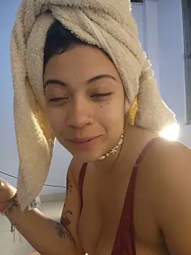 Webcam Model (MiaNyx_) is live