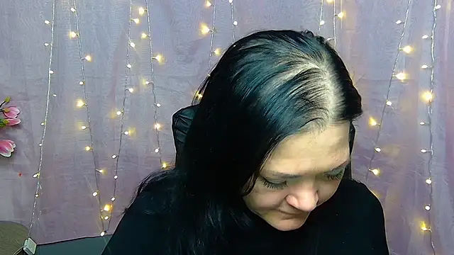 laurafinn (F milf) - show outfeet